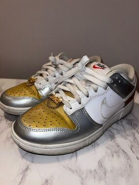 Nike Women's Dunk Low SE "Heirloom" sneakers USED